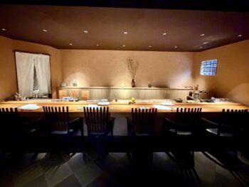 御供所町「米八」のカウンター8席の店内