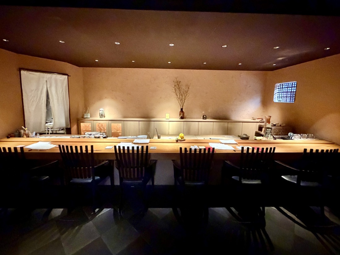 御供所町「米八」のカウンター8席の店内