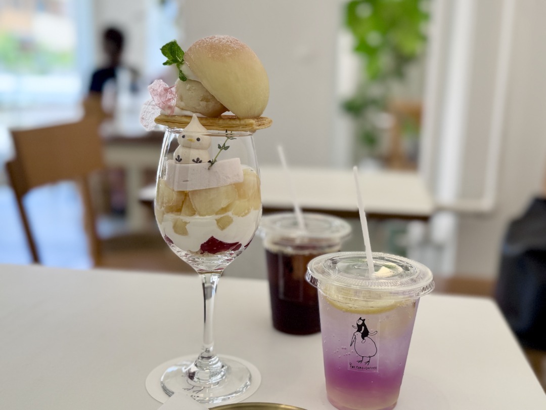 9We cake+coffeeの桃パフェ